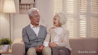 <strong>幸福</strong>的老年夫妇坐在沙发上聊天
